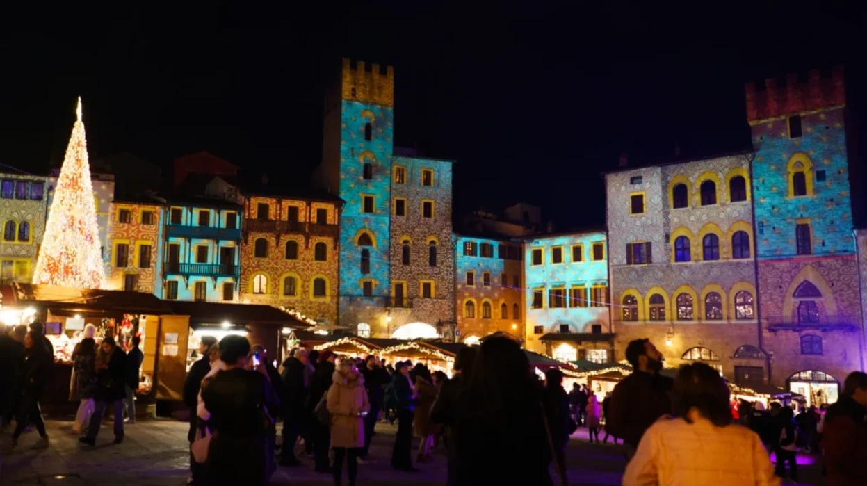 Piazza Grande ad Arezzo di sera, durante i mercatini di Natale