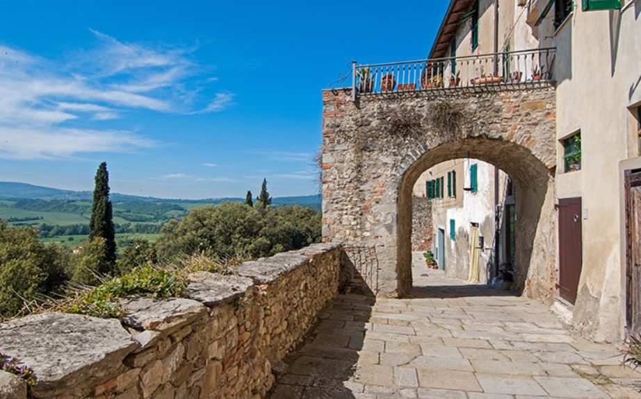 Le mura del castello con l'arco di accesso al borgo