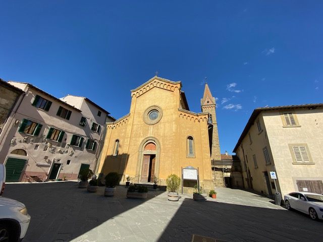 La piazza della chiesa dei Santi Ippolito e Cassiano col Palazzo Podestarile