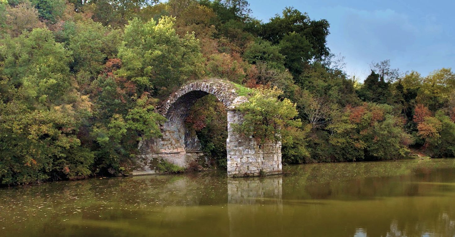 Il Ponte Romito, arco di pietra in rovina sull'Arno