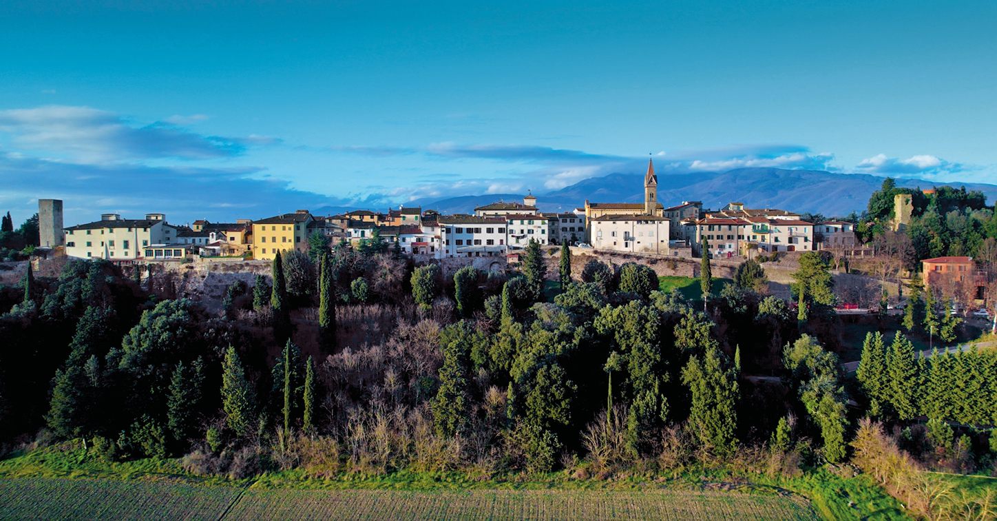 Veduta del Castello di Laterina sul colle del Valdarno