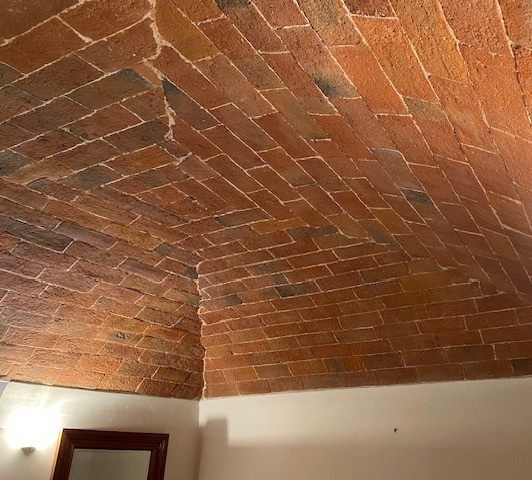 Dettaglio del soffitto a volta in mattoni